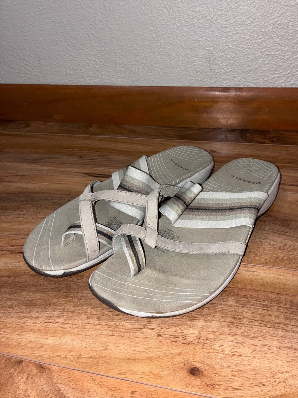Merrell Women’s Zinnia Aluminum Toe Loop Sandals - size 9